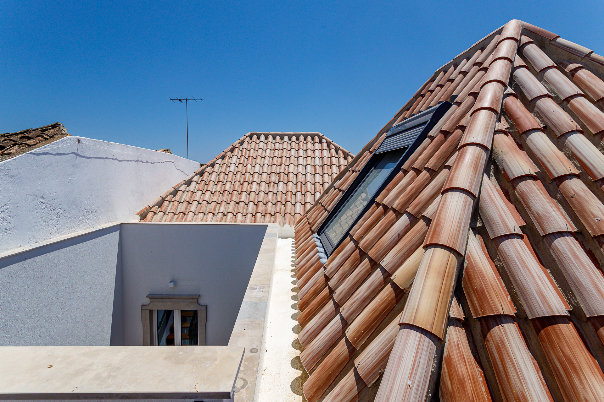 L71A3732.jpg - Roof Tiles